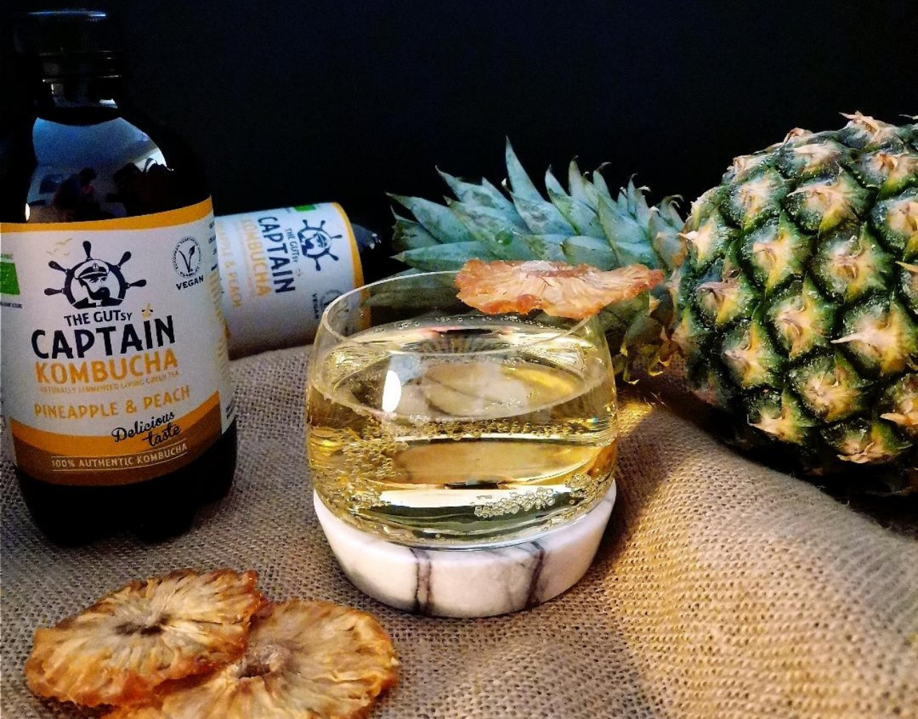 Mocktail Tropical con GUTsy Captain Kombucha Piña y Melocotón